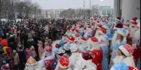 Шествие Дедов Морозов и Снегурочек