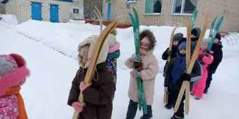 Дети отправились на зимнюю лыжную прогулку