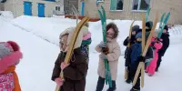 Дети отправились на зимнюю лыжную прогулку